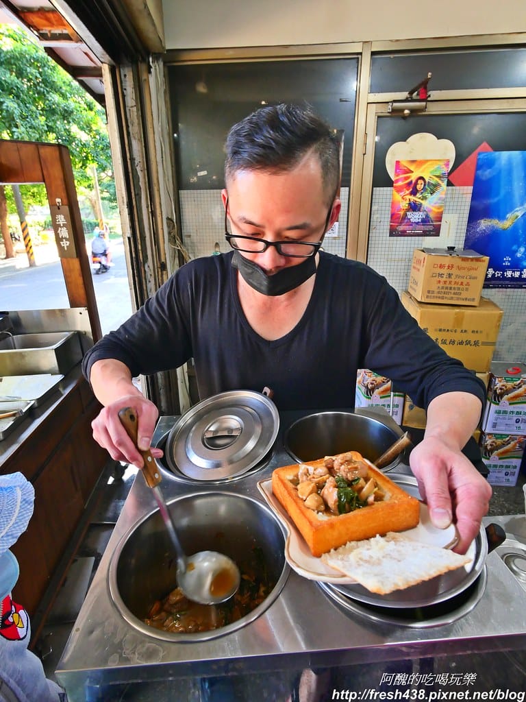 【板橋美食】醬厚呷官財板,台藝大學生最愛的銅板美食,15元就可嚐到冰淇淋口味。 - 第18張圖 P1031565