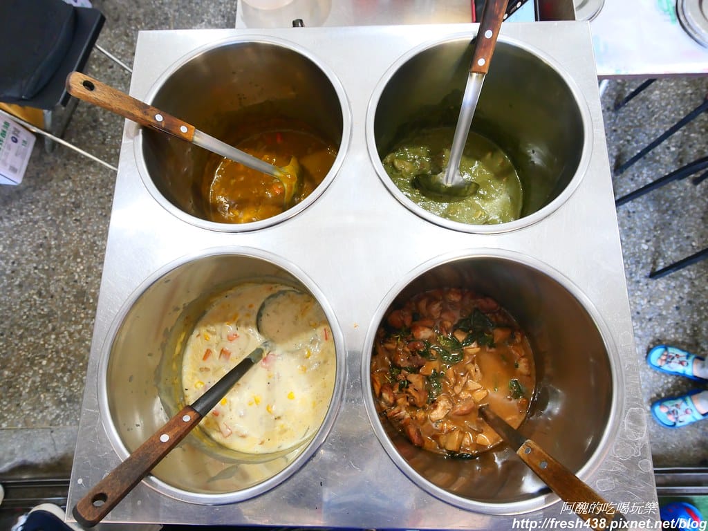 【板橋美食】醬厚呷官財板,台藝大學生最愛的銅板美食,15元就可嚐到冰淇淋口味。 - 第13張圖 P1031554