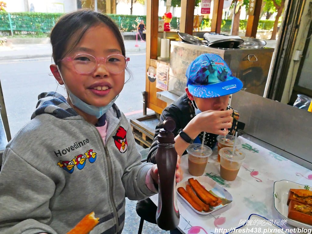 【板橋美食】醬厚呷官財板,台藝大學生最愛的銅板美食,15元就可嚐到冰淇淋口味。 - 第34張圖 P1920968