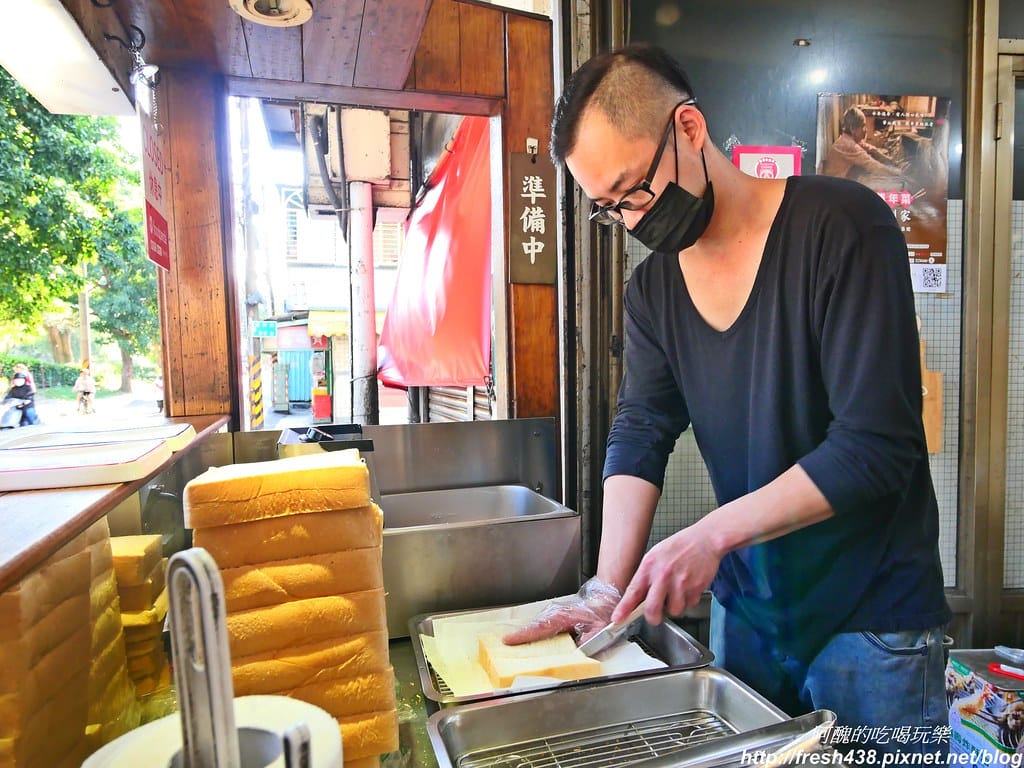 【板橋美食】醬厚呷官財板,台藝大學生最愛的銅板美食,15元就可嚐到冰淇淋口味。 - 第12張圖 P1031553