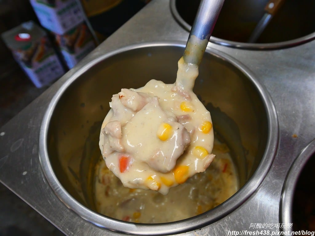 【板橋美食】醬厚呷官財板,台藝大學生最愛的銅板美食,15元就可嚐到冰淇淋口味。 - 第17張圖 P1031560