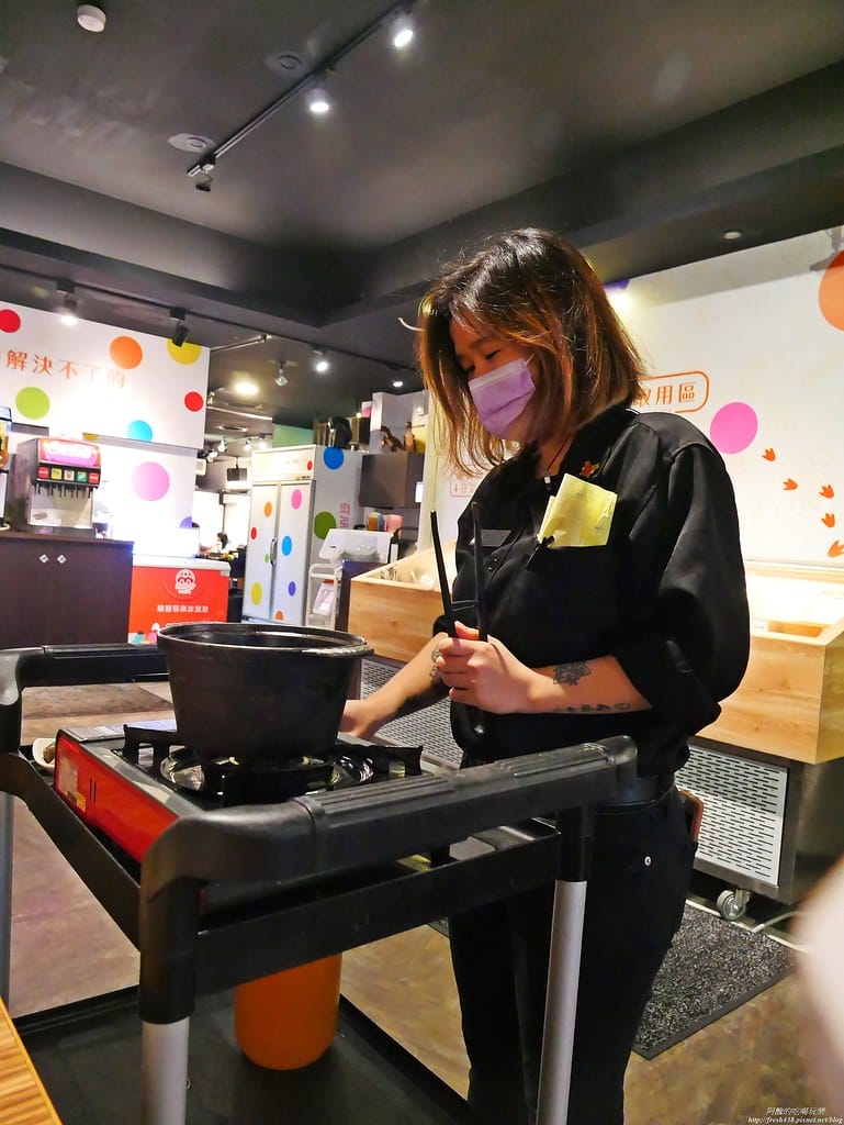 【樹林美食】肉多多火鍋-樹林中山店,個人餐299元起,必點爆炒蒜頭蛤蠣雞湯,自助吧吃到飽超滿足,還有豐富桌遊等您玩。 - 第49張圖 P1930282