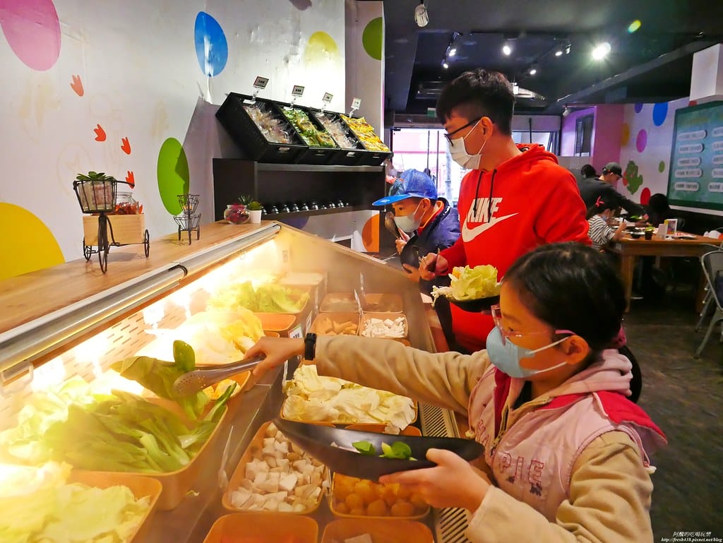 【樹林美食】肉多多火鍋-樹林中山店,個人餐299元起,必點爆炒蒜頭蛤蠣雞湯,自助吧吃到飽超滿足,還有豐富桌遊等您玩。 - 第25張圖 P1930272
