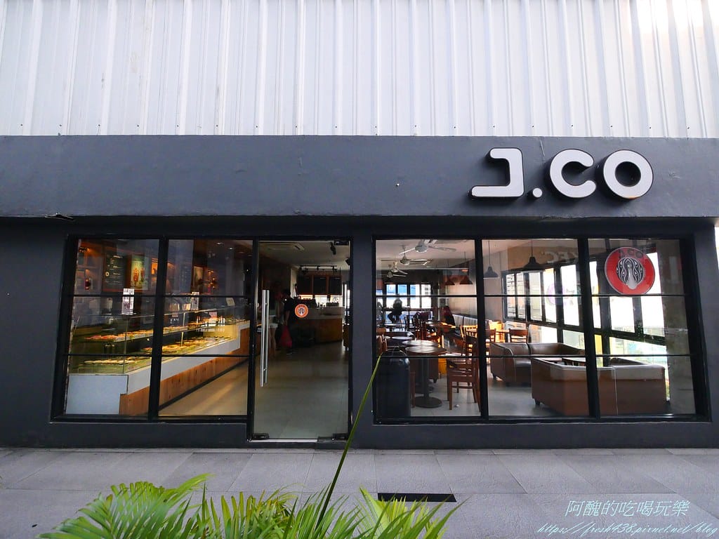 P1016000商場入口處旁可以吃J.CO甜甜圈，很便宜又好吃，一個才賣8000印尼盾