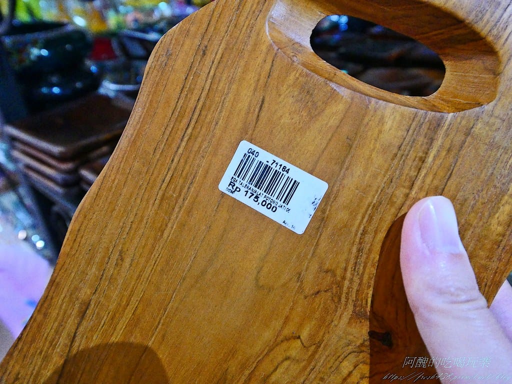 P1015985商場內的東西賣的都比烏布傳統市場貴，導遊說可以買的是拖鞋