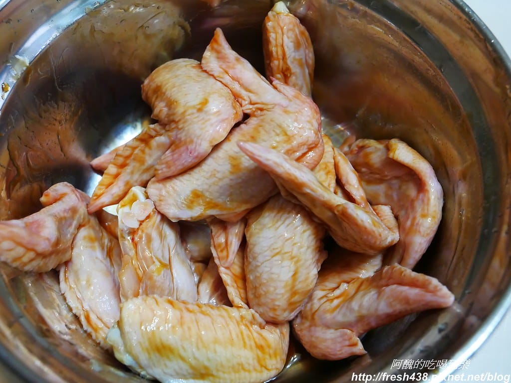 【氣炸鍋食譜】氣炸蠔油雞翅,2種食材,不沾粉,好吃到小孩搶破頭啊! - 第6張圖 P1940849