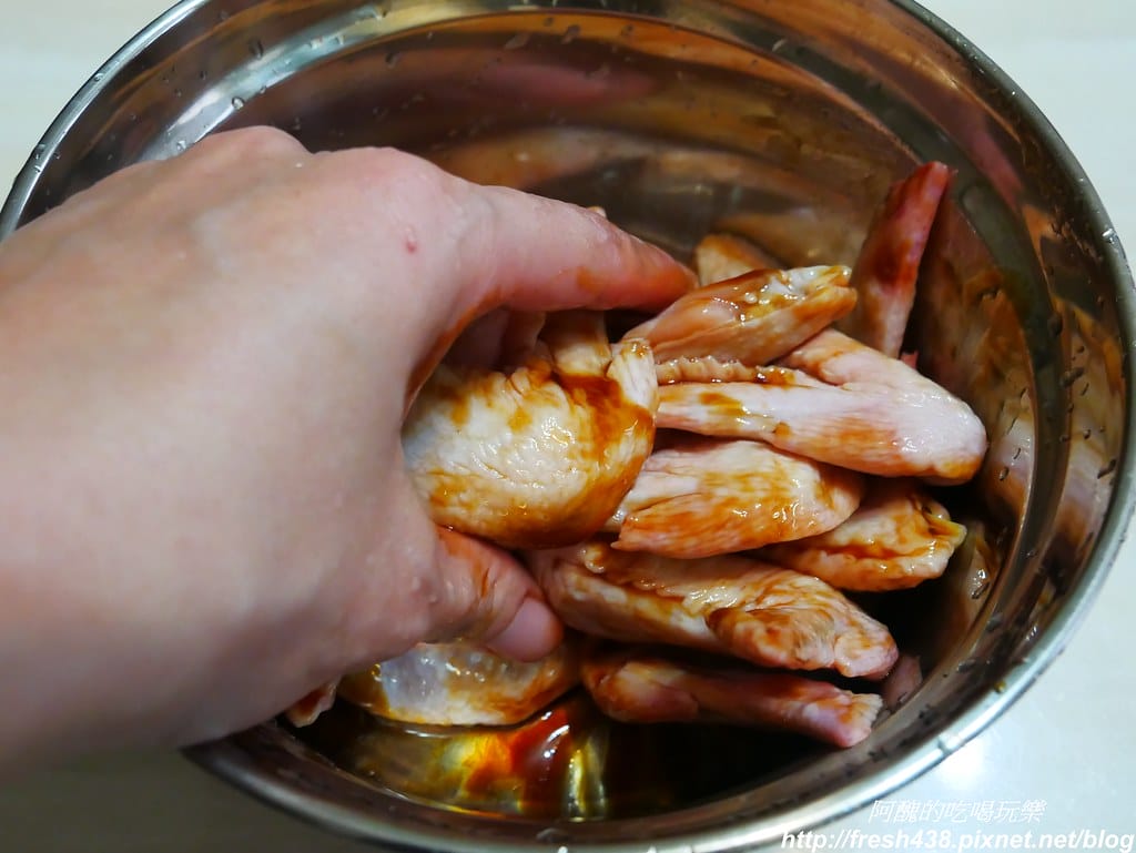【氣炸鍋食譜】氣炸蠔油雞翅,2種食材,不沾粉,好吃到小孩搶破頭啊! - 第5張圖 P1940848