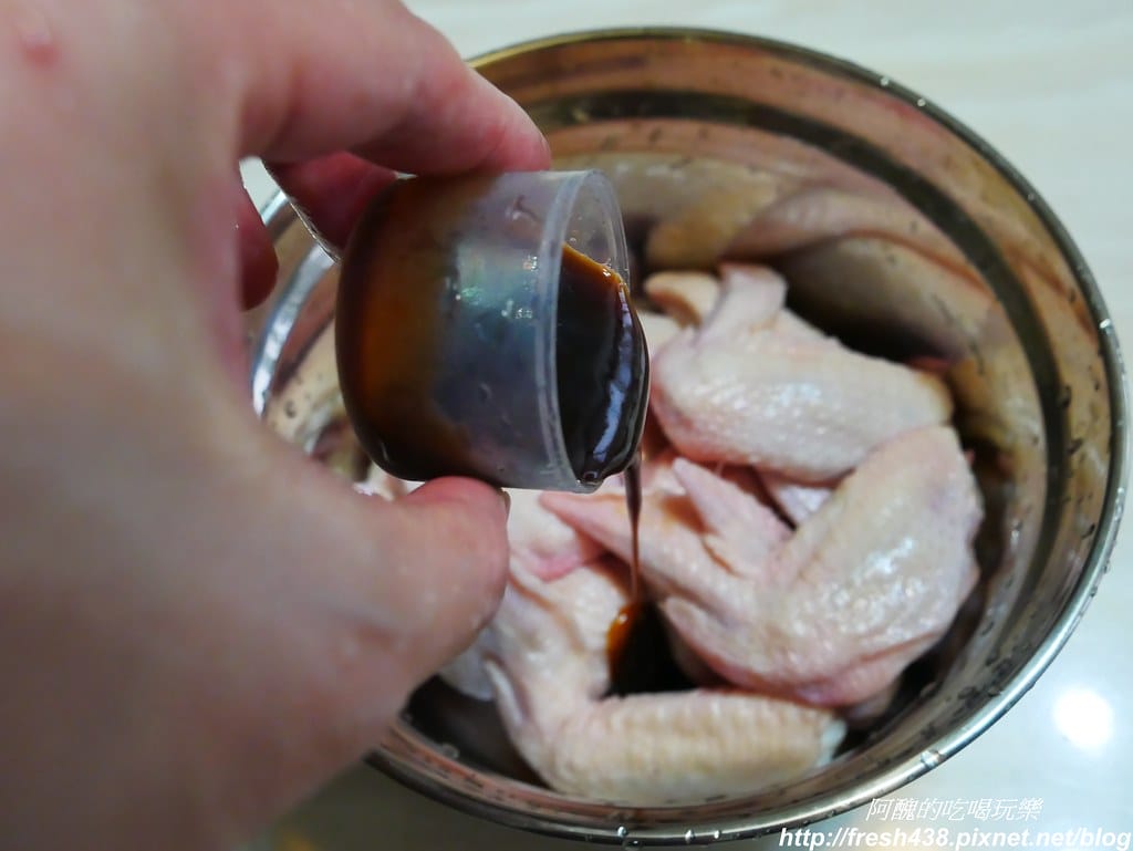 【氣炸鍋食譜】氣炸蠔油雞翅,2種食材,不沾粉,好吃到小孩搶破頭啊! - 第4張圖 P1940847