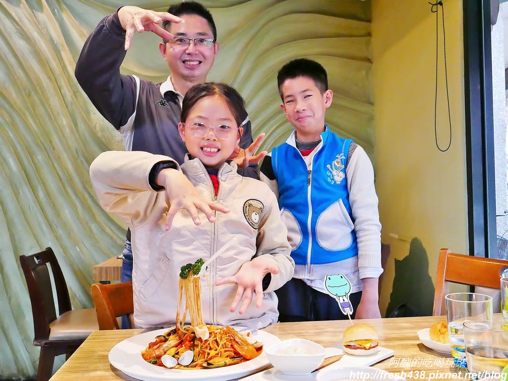 【宜蘭美食】綠海咖啡坊,中西式料理皆出眾,完美複合式餐飲,更是親子友善餐廳,生日免費慶生還送您蛋糕。 - 第73張圖 38