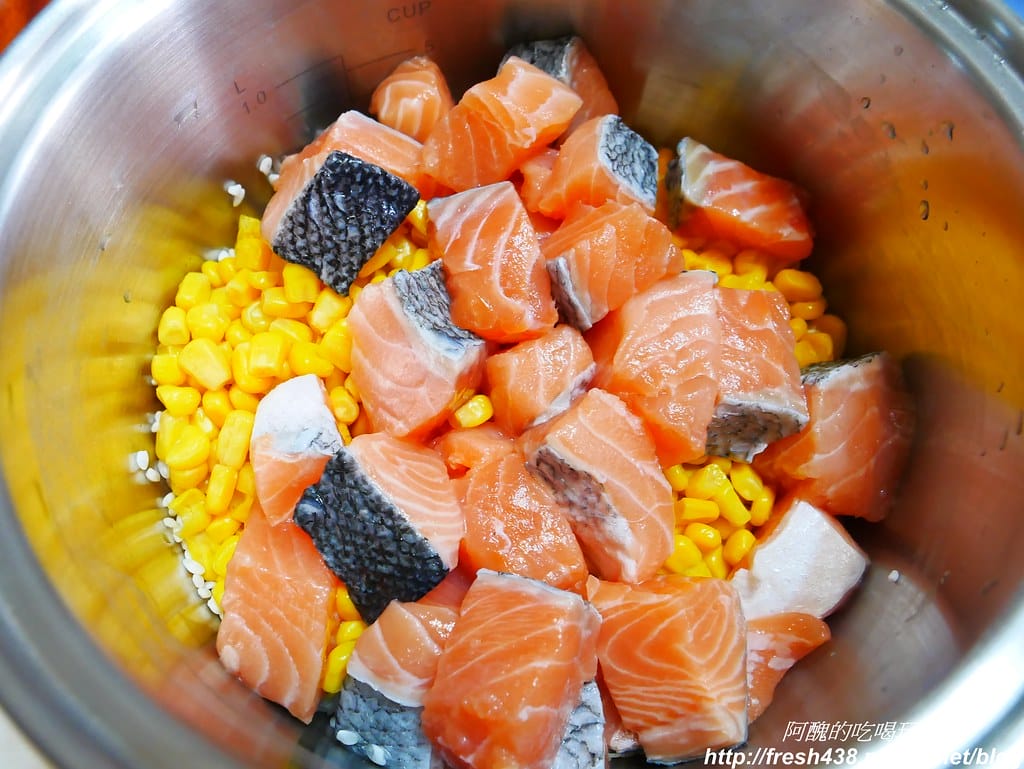 【電鍋食譜】鮭魚玉米炊飯,一鍵按下就搞定,營養豐富、作法超簡單。 - 第5張圖 P1960189