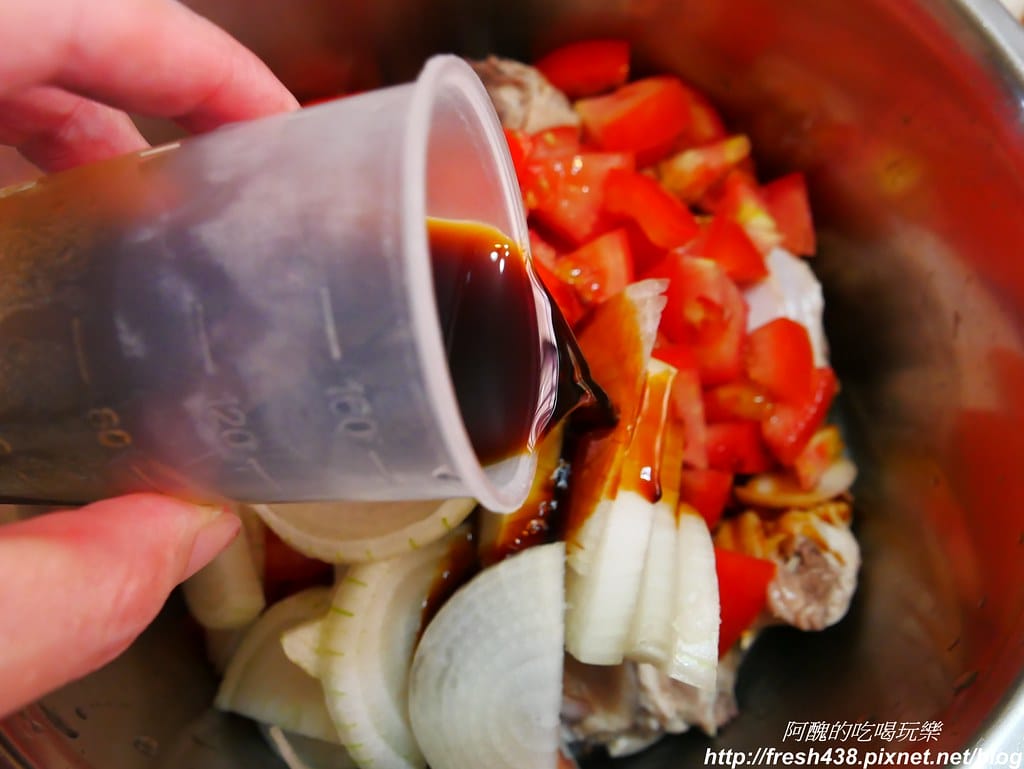 【電鍋食譜】番茄洋蔥燉雞,香氣四溢,鹹淡適中,超級下飯。 - 第7張圖 P1960178