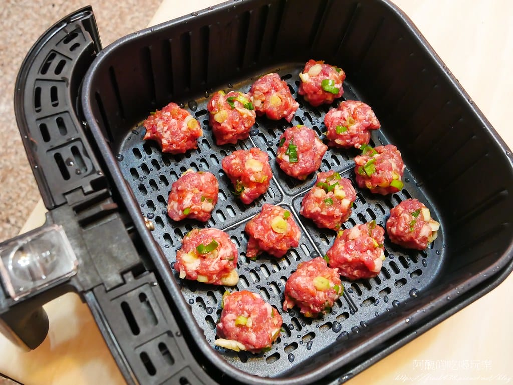 【氣炸鍋食譜】氣炸蒜香肉丸子,隨便拌拌就超級好吃! - 第5張圖 P1970610