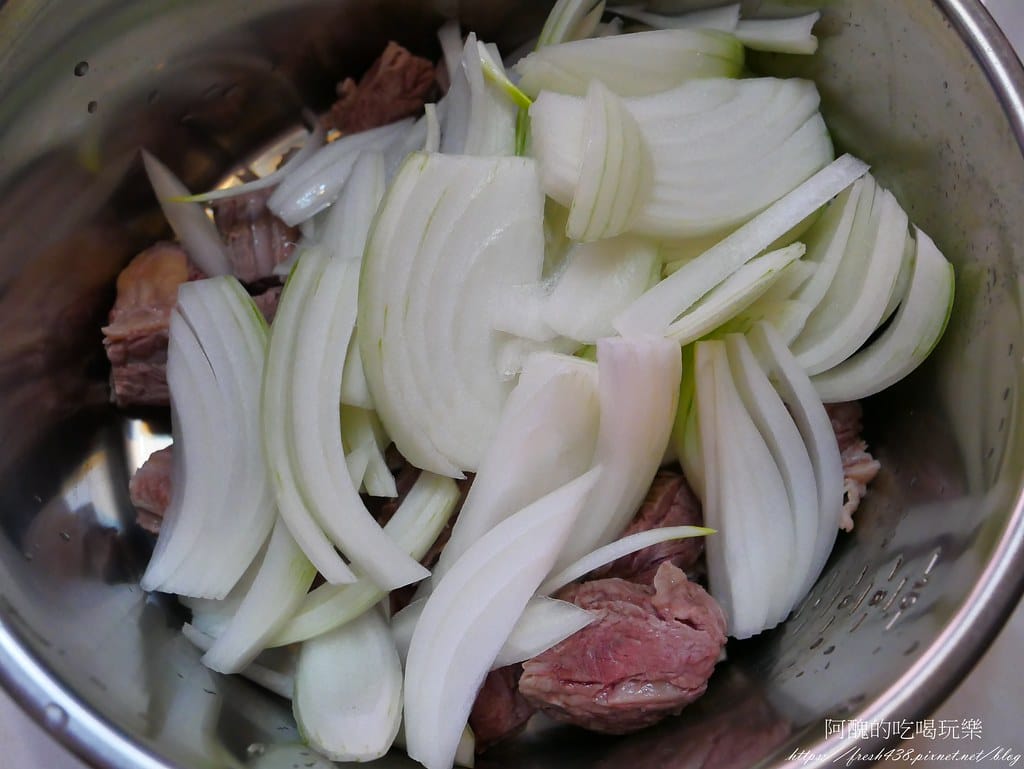 【電鍋食譜】洋蔥燉牛肉,兩樣食材煮出香噴噴的料理,快點學起來。 - 第7張圖 P1980137