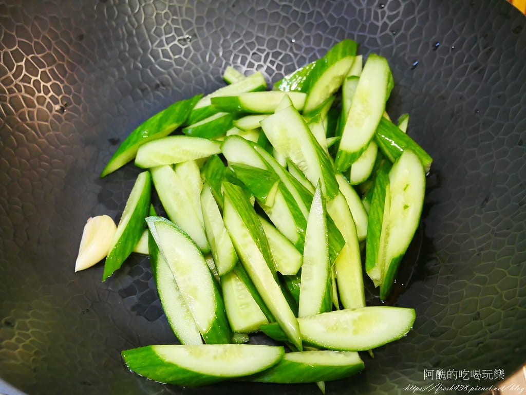 小黃瓜炒雞胸肉,不沾粉,雞胸肉可以很軟嫩,低脂高蛋白,超好吃! - 第4張圖 P1990439