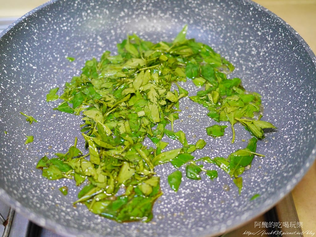 九層塔煎蛋,這樣煮最好吃,3分鐘火速上菜,預防感冒、提升免疫力的超棒料理。 - 第7張圖 P2430903