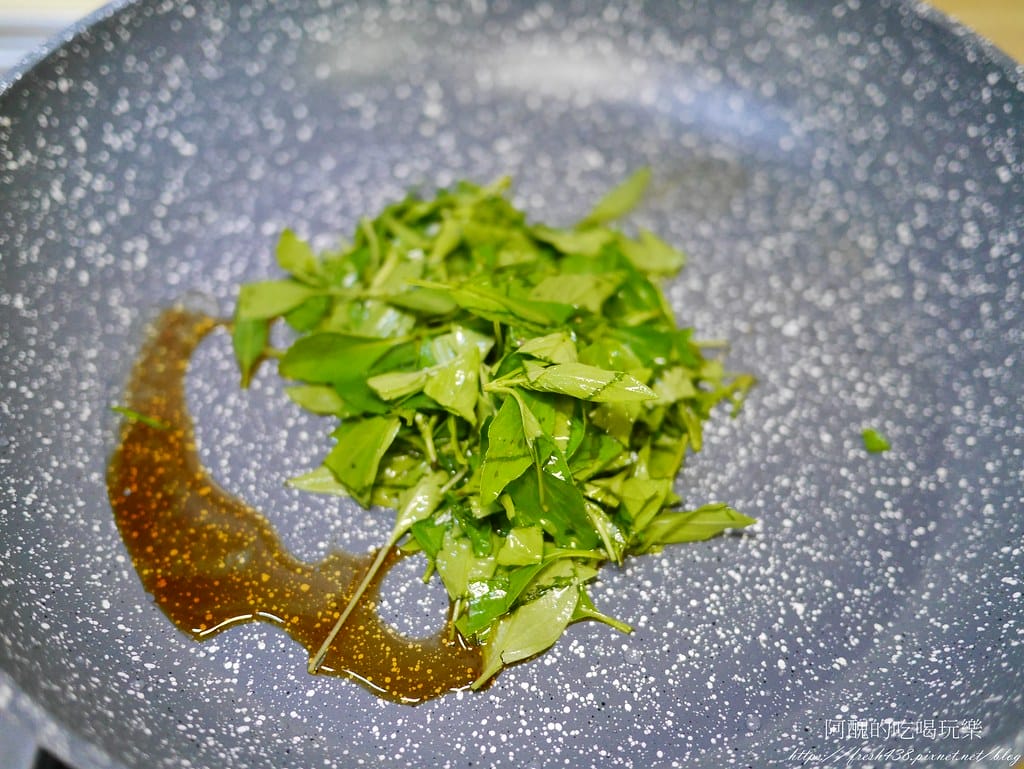 九層塔煎蛋,這樣煮最好吃,3分鐘火速上菜,預防感冒、提升免疫力的超棒料理。 - 第6張圖 P2430902