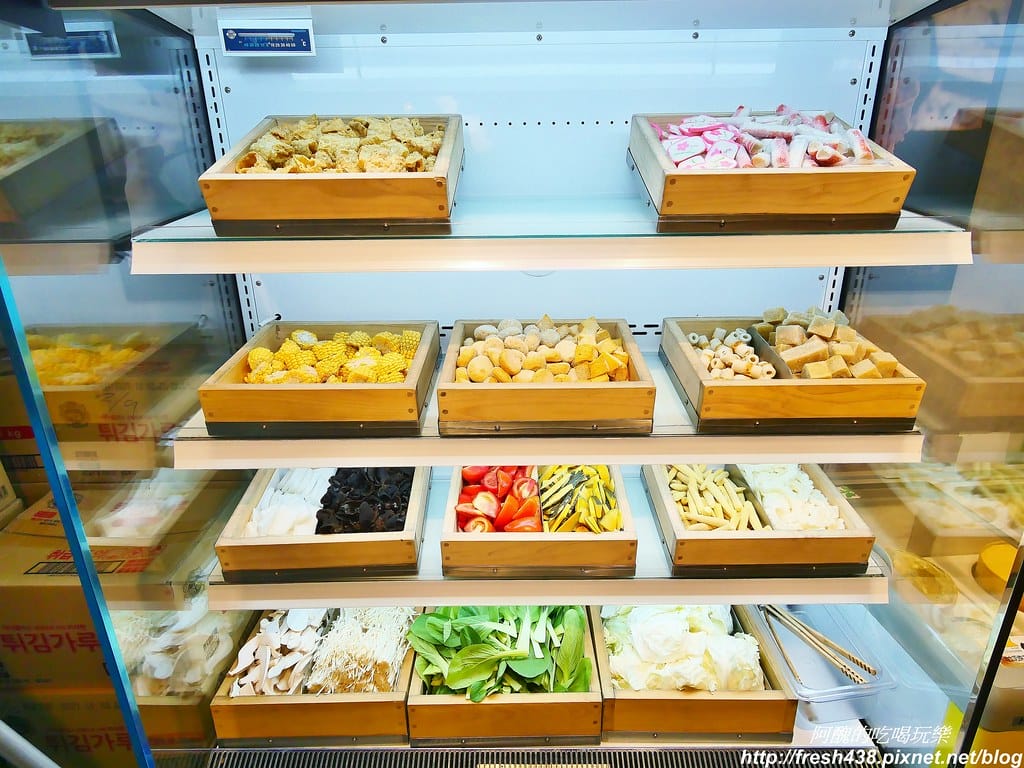 【捷運美食】韓國「直火蒸」扁柏蒸食x鐵火鍋-新店店,259元吃到飽餐廳,紙火鍋好特別,扁柏蒸食超清爽! - 第25張圖 11(2區取菜1)