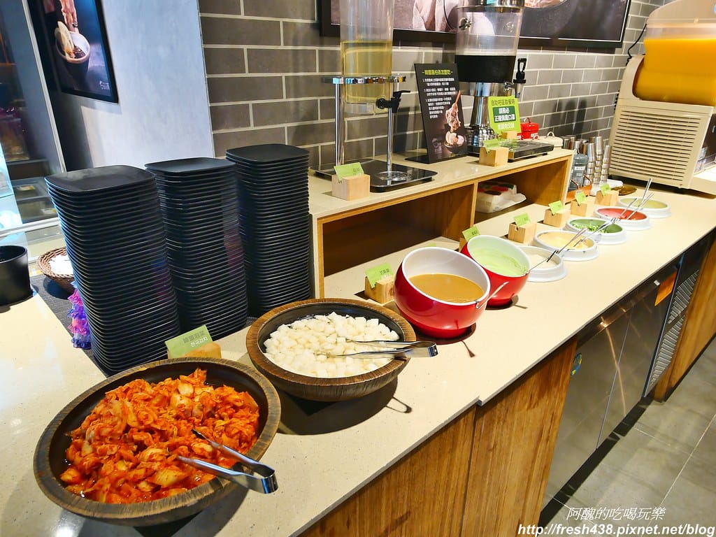 【捷運美食】韓國「直火蒸」扁柏蒸食x鐵火鍋-新店店,259元吃到飽餐廳,紙火鍋好特別,扁柏蒸食超清爽! - 第31張圖 17