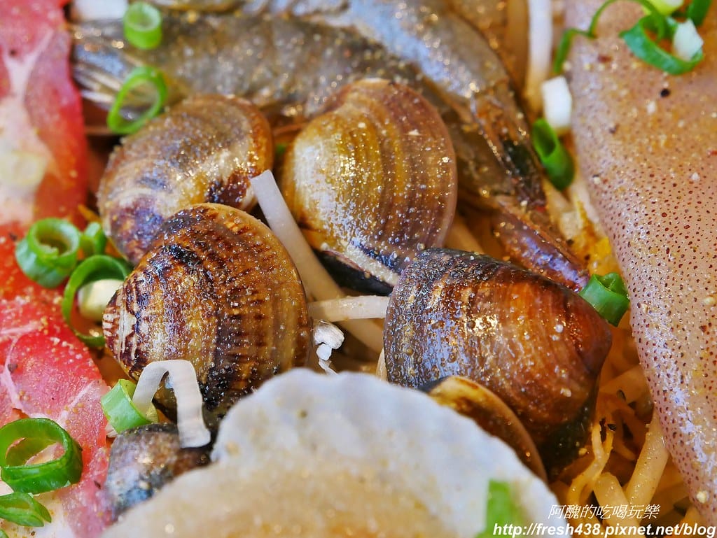 【捷運美食】韓國「直火蒸」扁柏蒸食x鐵火鍋-新店店,259元吃到飽餐廳,紙火鍋好特別,扁柏蒸食超清爽! - 第61張圖 47