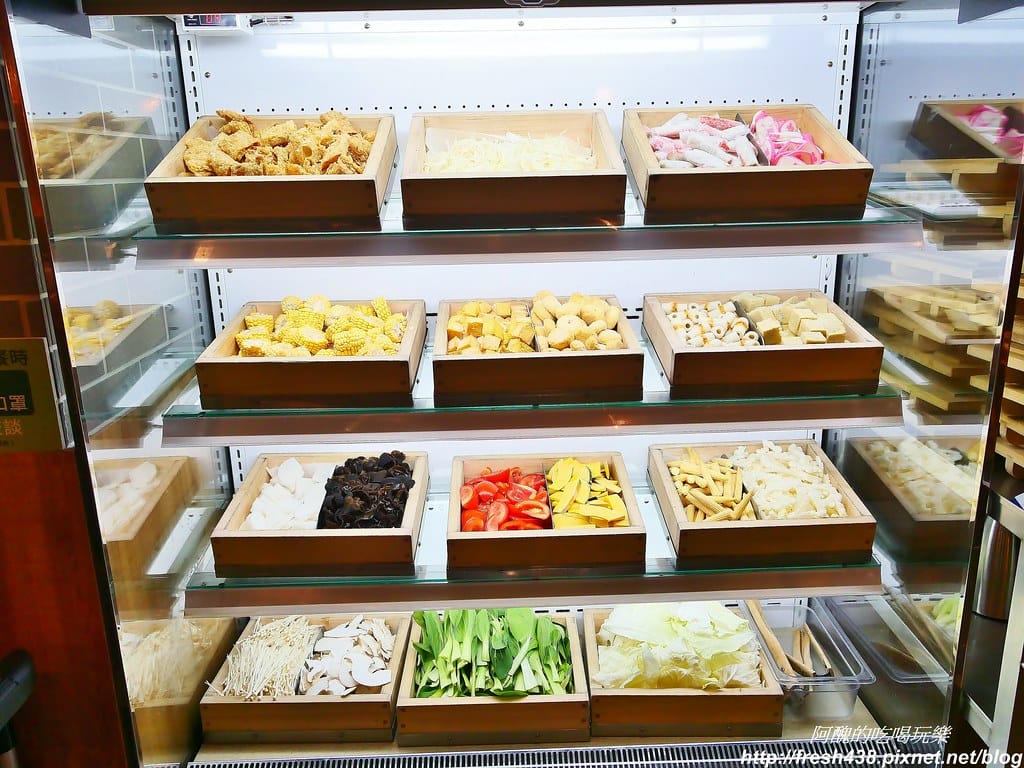 【捷運美食】韓國「直火蒸」扁柏蒸食x鐵火鍋-新店店,259元吃到飽餐廳,紙火鍋好特別,扁柏蒸食超清爽! - 第26張圖 12(2區取菜2)