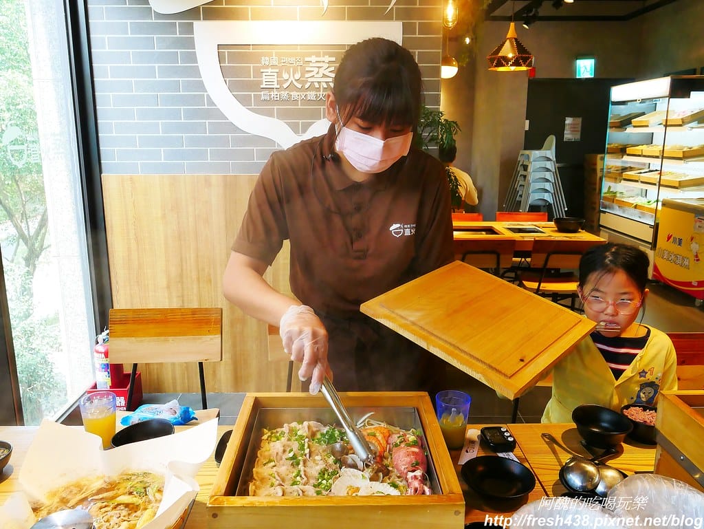 【捷運美食】韓國「直火蒸」扁柏蒸食x鐵火鍋-新店店,259元吃到飽餐廳,紙火鍋好特別,扁柏蒸食超清爽! - 第72張圖 51