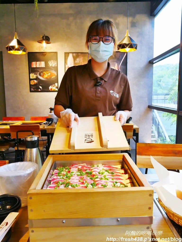 【捷運美食】韓國「直火蒸」扁柏蒸食x鐵火鍋-新店店,259元吃到飽餐廳,紙火鍋好特別,扁柏蒸食超清爽! - 第53張圖 39