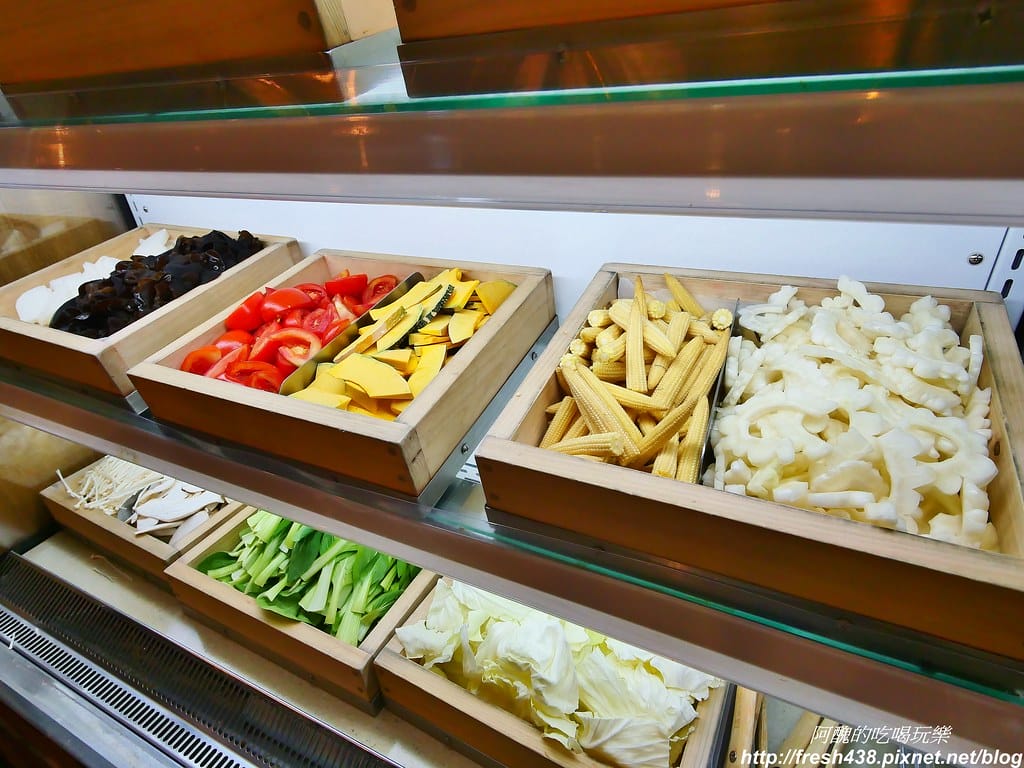 【捷運美食】韓國「直火蒸」扁柏蒸食x鐵火鍋-新店店,259元吃到飽餐廳,紙火鍋好特別,扁柏蒸食超清爽! - 第29張圖 15