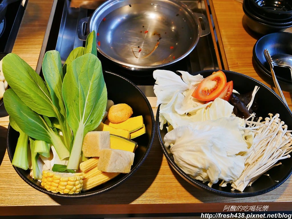 【捷運美食】韓國「直火蒸」扁柏蒸食x鐵火鍋-新店店,259元吃到飽餐廳,紙火鍋好特別,扁柏蒸食超清爽! - 第43張圖 31