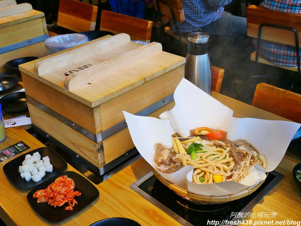 【捷運美食】韓國「直火蒸」扁柏蒸食x鐵火鍋-新店店,259元吃到飽餐廳,紙火鍋好特別,扁柏蒸食超清爽! - 第64張圖 48-3