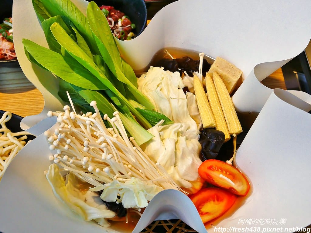 【捷運美食】韓國「直火蒸」扁柏蒸食x鐵火鍋-新店店,259元吃到飽餐廳,紙火鍋好特別,扁柏蒸食超清爽! - 第65張圖 49