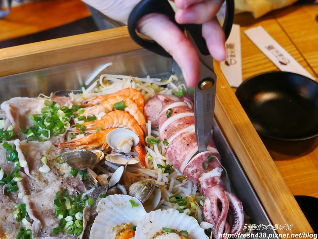【捷運美食】韓國「直火蒸」扁柏蒸食x鐵火鍋-新店店,259元吃到飽餐廳,紙火鍋好特別,扁柏蒸食超清爽! - 第76張圖 P1970092