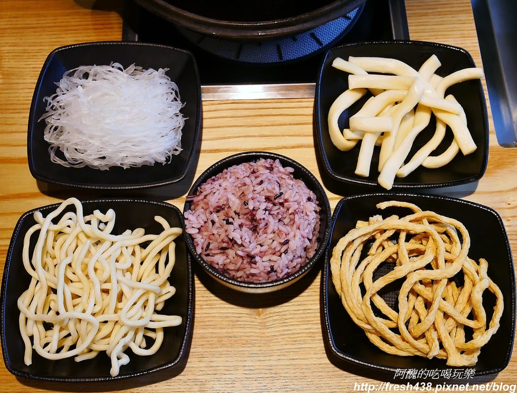 【捷運美食】韓國「直火蒸」扁柏蒸食x鐵火鍋-新店店,259元吃到飽餐廳,紙火鍋好特別,扁柏蒸食超清爽! - 第44張圖 30-1
