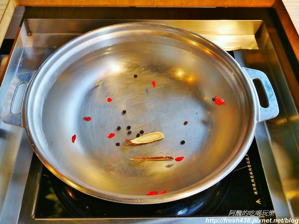 【捷運美食】韓國「直火蒸」扁柏蒸食x鐵火鍋-新店店,259元吃到飽餐廳,紙火鍋好特別,扁柏蒸食超清爽! - 第52張圖 37