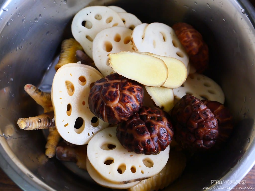 【電鍋食譜】香菇蓮藕雞湯,護肝、清肺的湯品,簡單又好喝。 - 第5張圖 P1038488