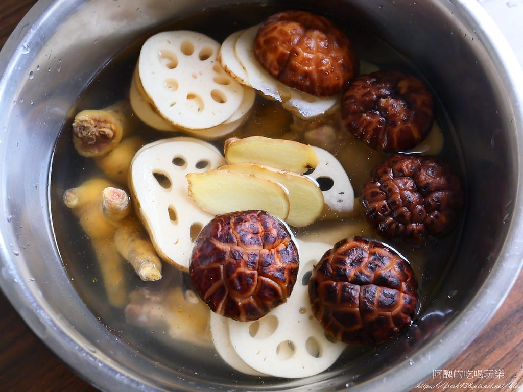 【電鍋食譜】香菇蓮藕雞湯,護肝、清肺的湯品,簡單又好喝。 - 第6張圖 P1038490