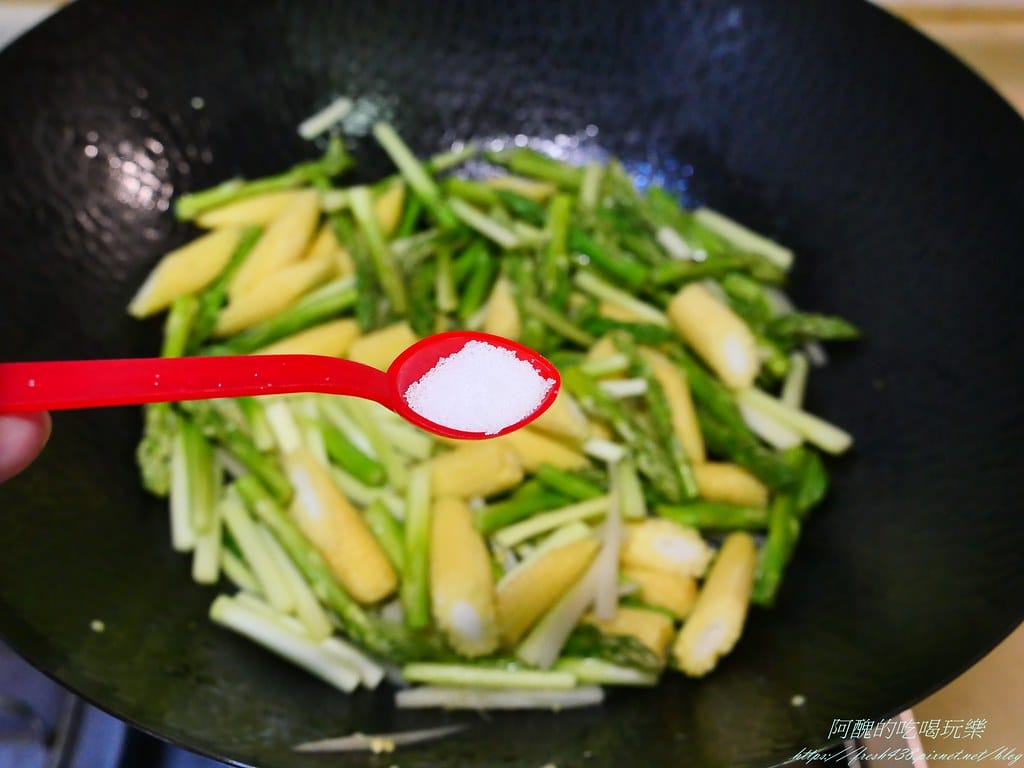 【素食食譜】蘆筍炒玉米筍,簡單快炒,3分鐘上桌,防癌、護眼一級棒。 - 第6張圖 P1038867