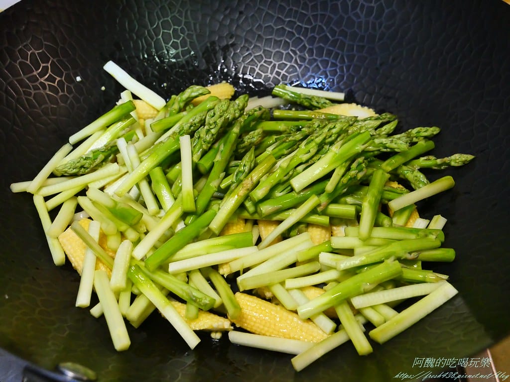 【素食食譜】蘆筍炒玉米筍,簡單快炒,3分鐘上桌,防癌、護眼一級棒。 - 第5張圖 P1038866