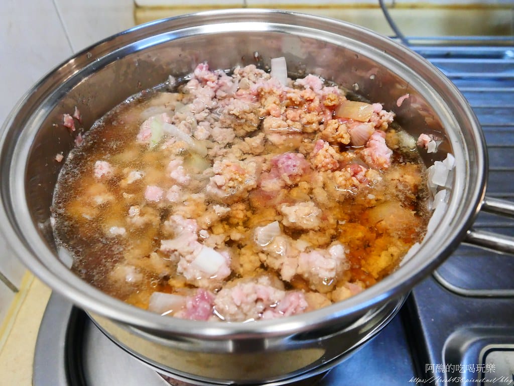洋蔥肉燥,準備2種食材就完成,最厲害的白飯殺手,配上滷蛋更完美。 - 第9張圖 P1041986