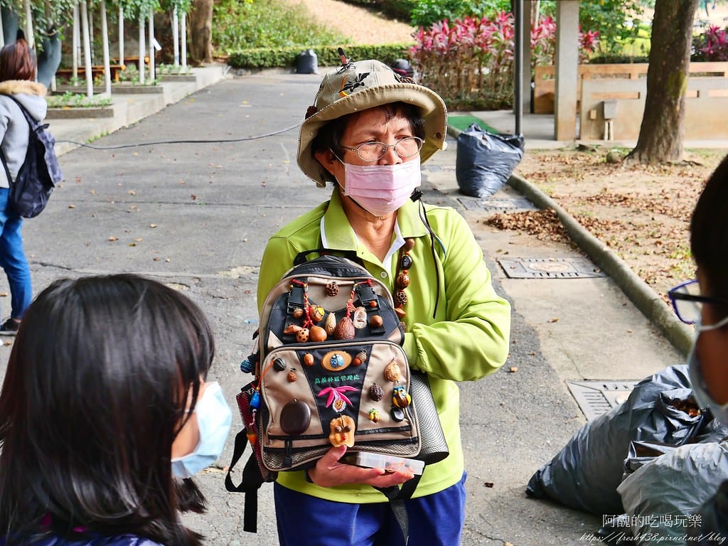 【南投住宿】泰雅渡假村,溫泉泡湯、露營烤肉、手作DIY、原民表演、園區導覽、高空繩索、天空步道,行程好豐富。 - 第145張圖 90-1介紹園區的果實