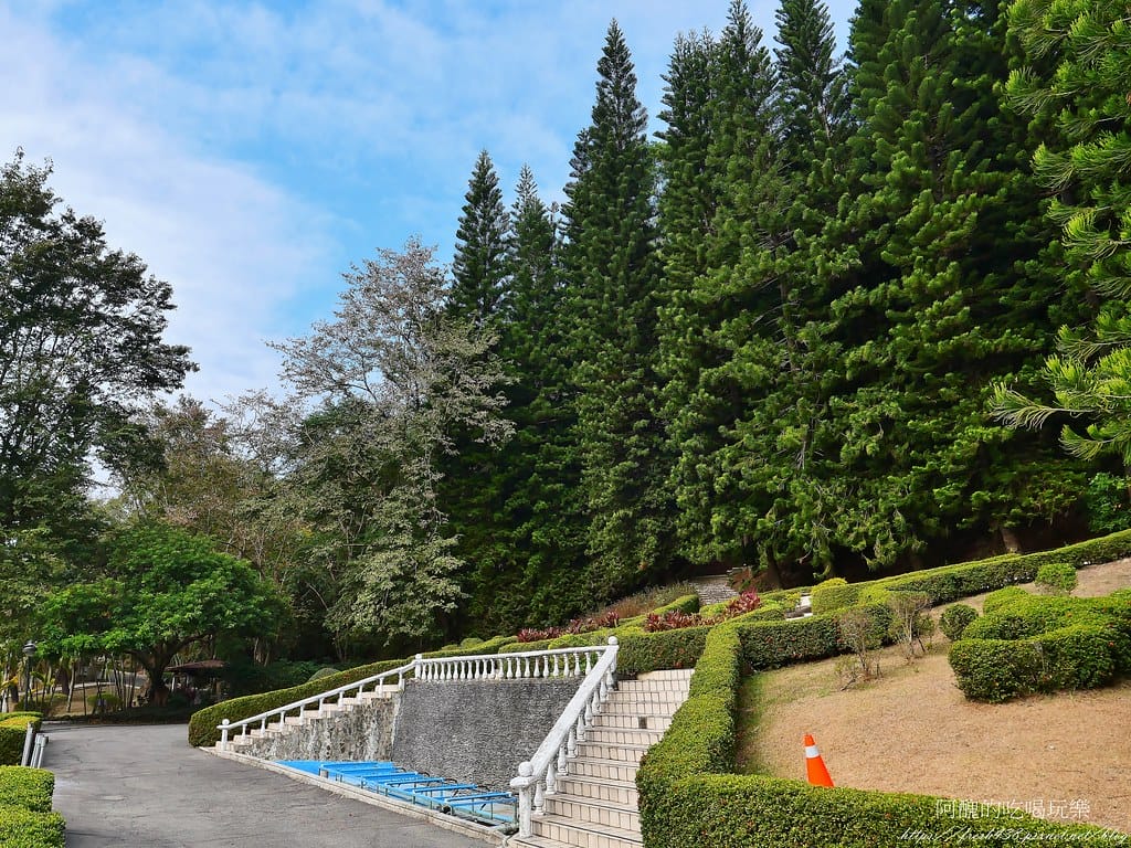 【南投住宿】泰雅渡假村,溫泉泡湯、露營烤肉、手作DIY、原民表演、園區導覽、高空繩索、天空步道,行程好豐富。 - 第155張圖 96由歐式花園後面爬上山前往天空步道