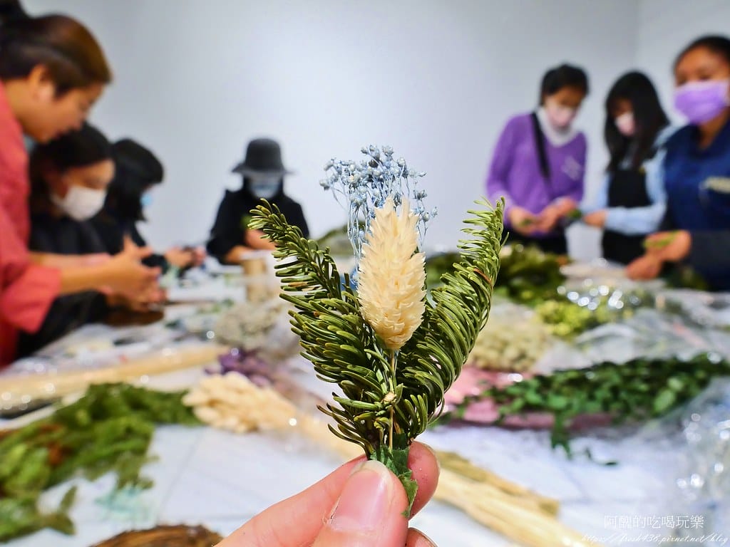 【南投住宿】泰雅渡假村,溫泉泡湯、露營烤肉、手作DIY、原民表演、園區導覽、高空繩索、天空步道,行程好豐富。 - 第75張圖 47先綁成一小束約8到10束再繞圈綑綁
