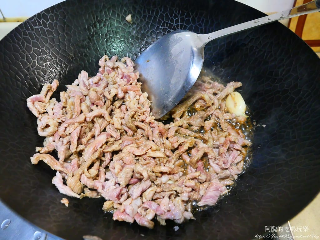 秋葵炒肉絲,不到5分鐘就能上菜,簡單必學的好吃料理。 - 第7張圖 P1043123