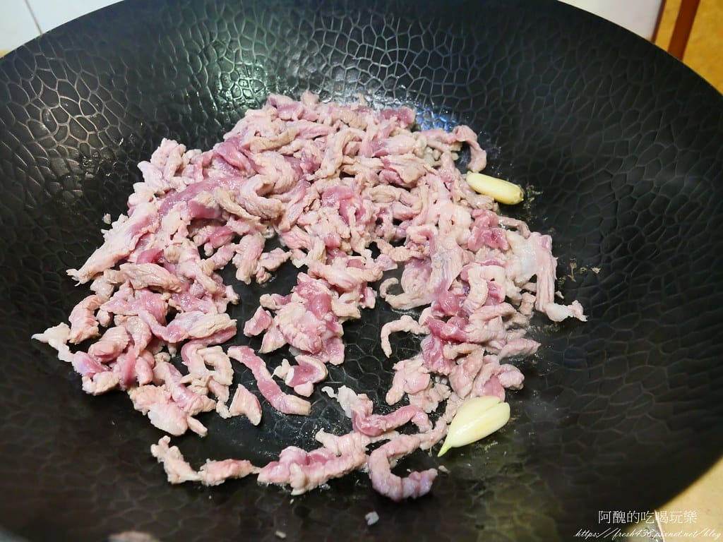秋葵炒肉絲,不到5分鐘就能上菜,簡單必學的好吃料理。 - 第5張圖 P1043121