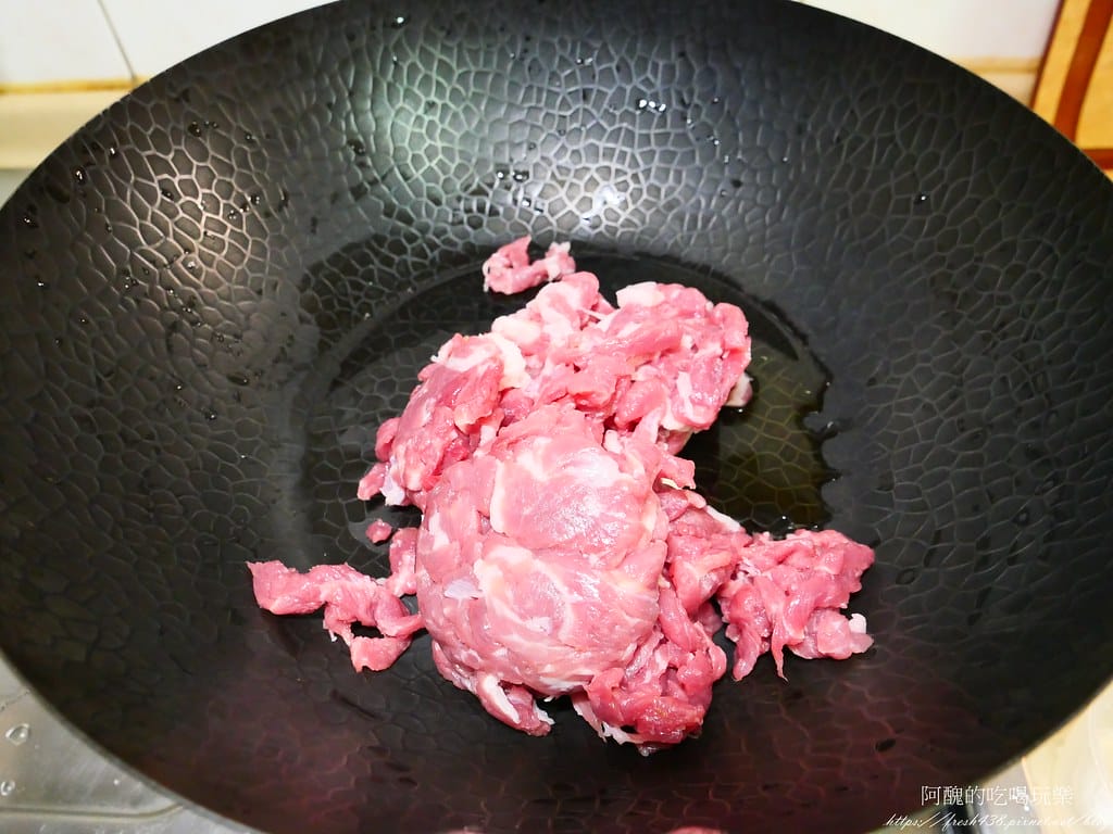 秋葵炒肉絲,不到5分鐘就能上菜,簡單必學的好吃料理。 - 第4張圖 P1043119