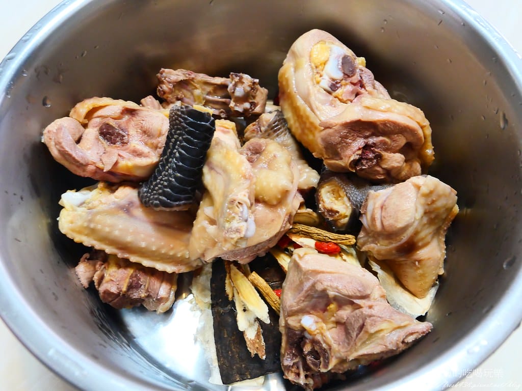 【電鍋食譜】四物雞湯,有夠簡單的作法,補氣血、增強抵抗力,男生也可以喝喔! - 第6張圖 P1044533