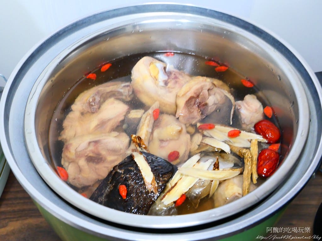 【電鍋食譜】四物雞湯,有夠簡單的作法,補氣血、增強抵抗力,男生也可以喝喔! - 第8張圖 P1044536
