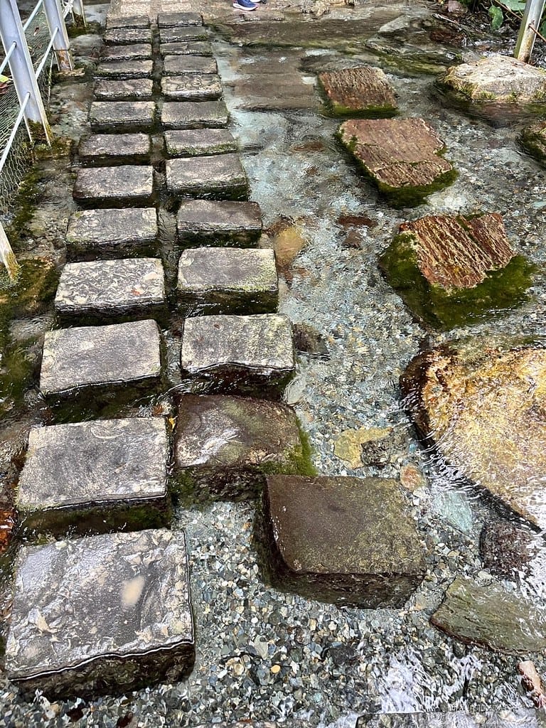 10.洞口石階