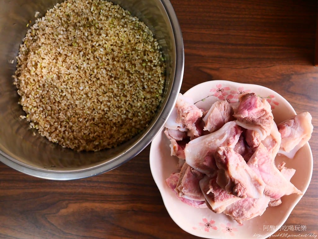 【電鍋食譜】糙米排骨粥,香醇美味、綿密細緻,糙米粥這樣煮就對了。 - 第2張圖 P1045601