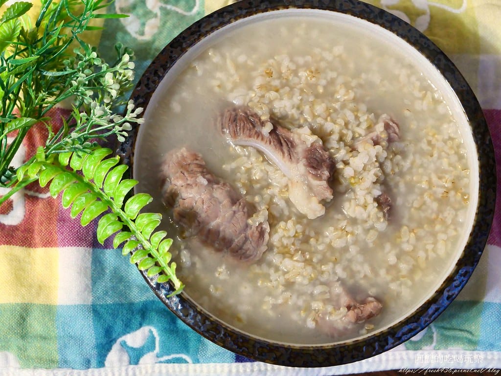 【電鍋食譜】糙米排骨粥,香醇美味、綿密細緻,糙米粥這樣煮就對了。 - 第1張圖 P1045609