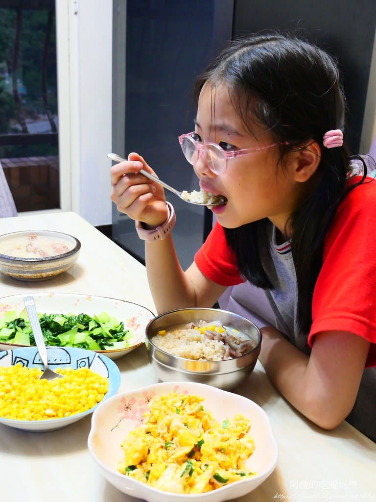 【電鍋食譜】糙米排骨粥,香醇美味、綿密細緻,糙米粥這樣煮就對了。 - 第16張圖 P1045614